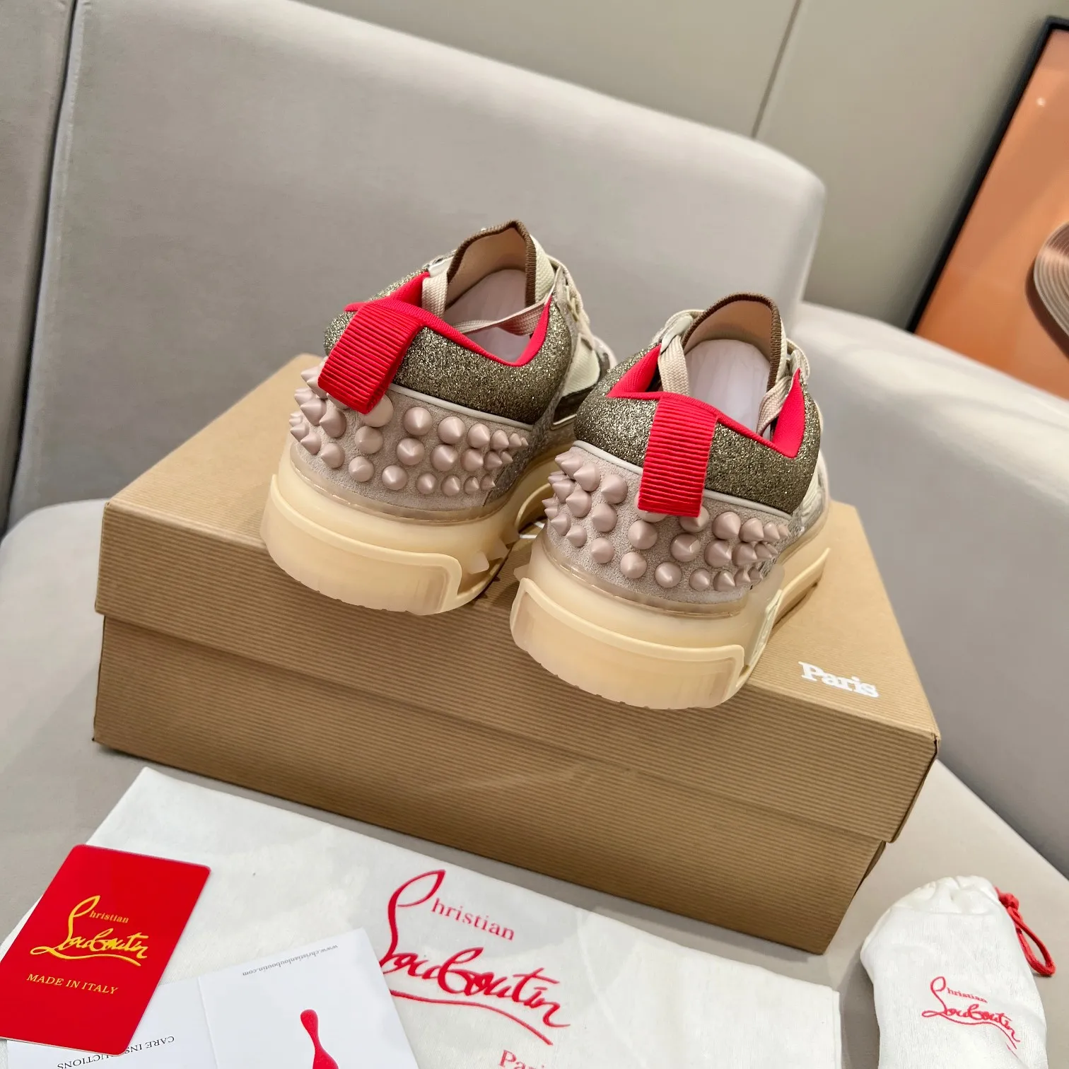 Men's clothing and shoes 💰760. Drill surface. 🌹🌹🌹̋Wang Junkai Yang Mi Xu Kai Zhang Jingyi Ding Chengxin Chen Muchi Wang Ziyi Same style Christian Louboutin 2024 [New product] Drill surface ASTROLOUBI thick-soled sports shoes for men, red-soled shoes, the perfect fusion of fashion and sports, The fabrics are made of luxurious calfskin, soft suede, smooth satin and laminated leather, and the back is decorated with classic rivets. The interior is blended with a knitted tongue for added durability, breathability and quick-drying comfort. The outsole is made of a combination of EVA foam and imported rubber, and the colorful CL iconic letters on the side of the outsole show the brand's unique style. It is a ceiling-level comfortable skate shoe! ! ! Multiple colors available, currently men’s sizes 39--45